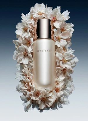 Элегантный флакон парфюма среди цветов - 1