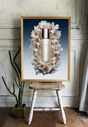 Элегантный флакон парфюма среди цветов - 2