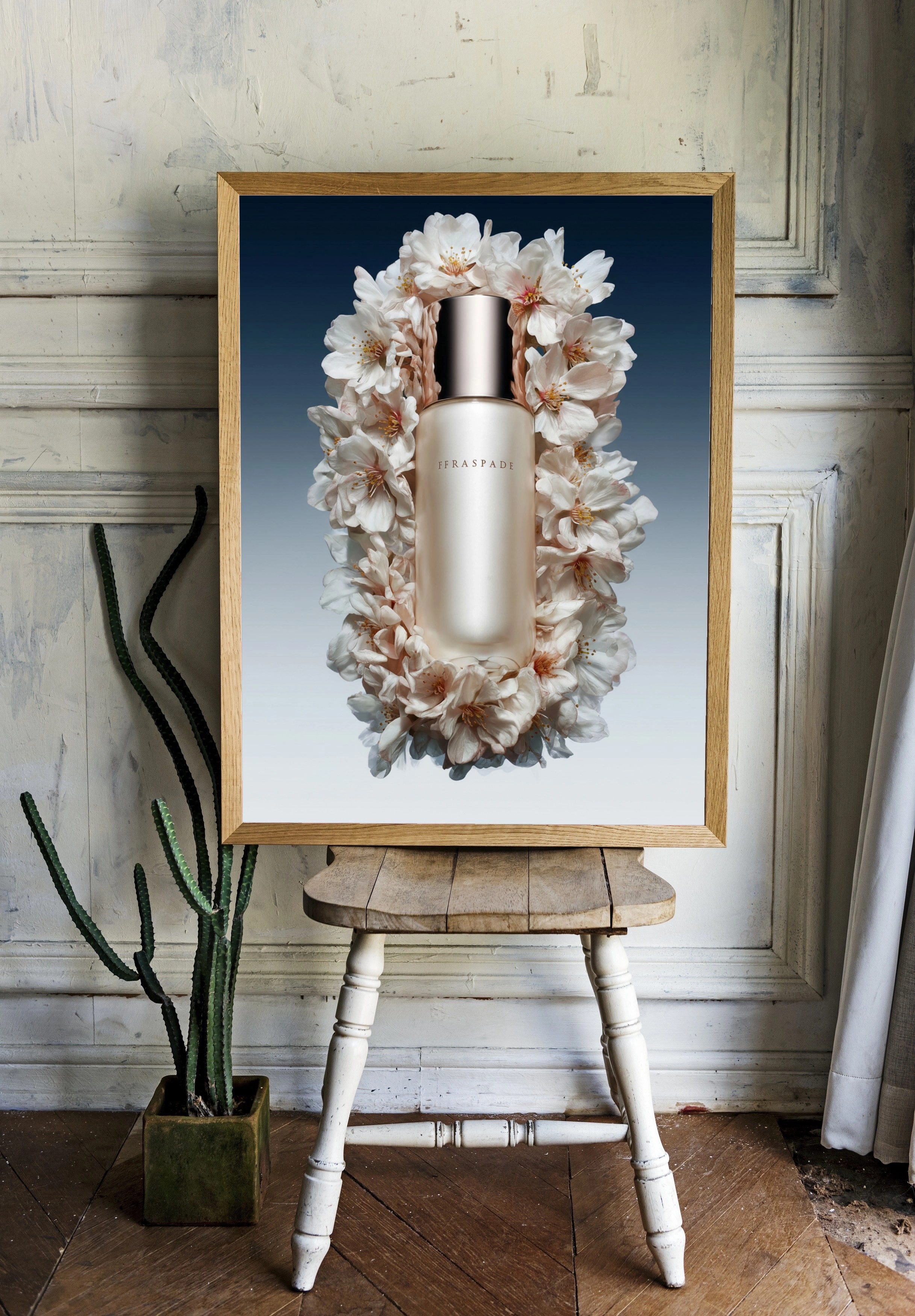 Элегантный флакон парфюма среди цветов - 2