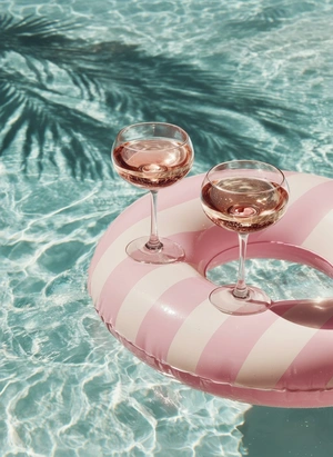 Розовые коктейли на пляжном круге - 1