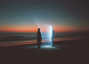 Светящиеся силуэты на фоне заката - 1