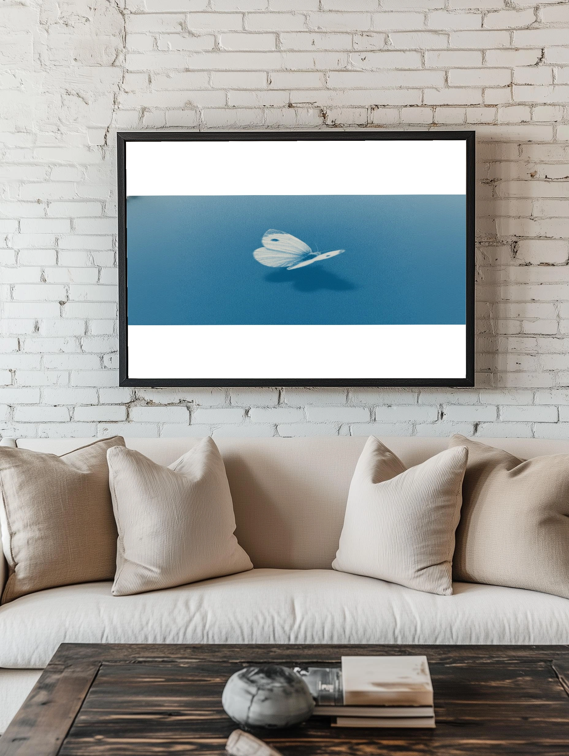 Нежная бабочка на фоне синего неба - 2