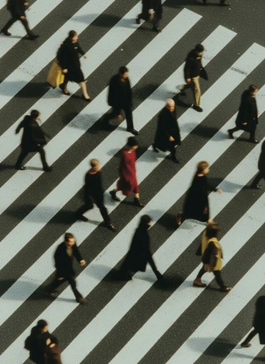 Яркий акцент в толпе на пешеходном переходе - 1