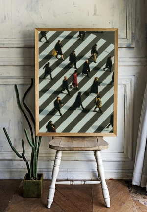 Яркий акцент в толпе на пешеходном переходе - 2