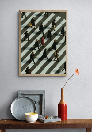 Яркий акцент в толпе на пешеходном переходе - 4