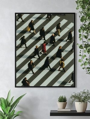 Яркий акцент в толпе на пешеходном переходе - 5