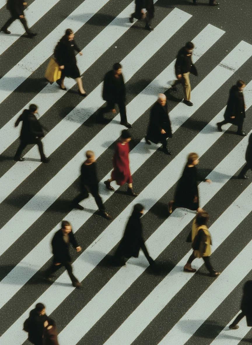 Яркий акцент в толпе на пешеходном переходе - 1