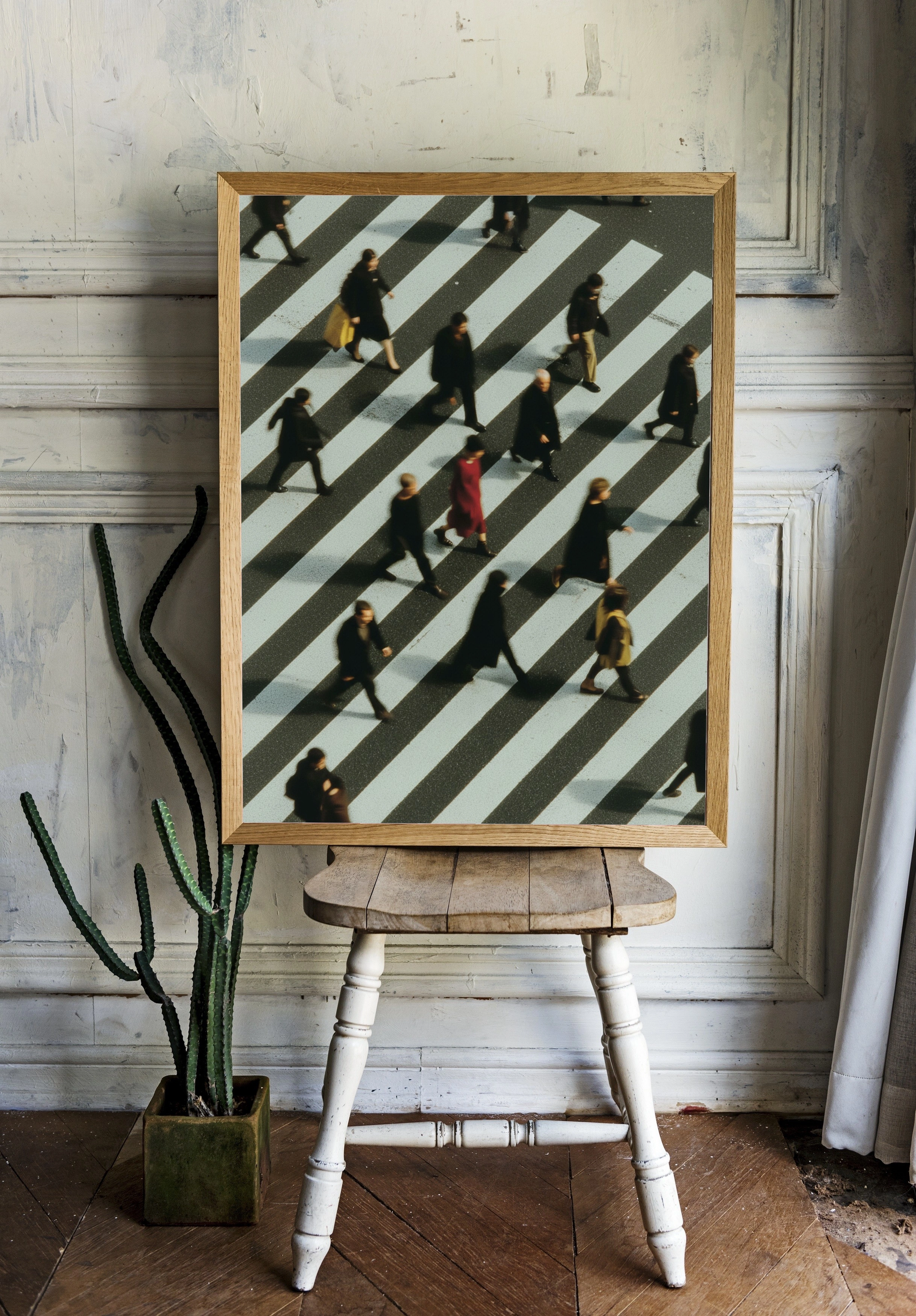 Яркий акцент в толпе на пешеходном переходе - 2