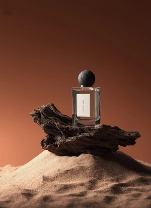 Элегантный парфюм на фоне песчаных дюн - 1