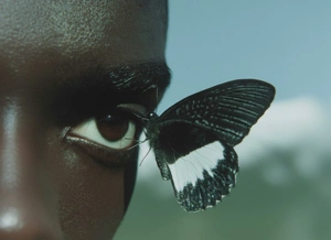 Чарующий взгляд с бабочкой на глазу - 1