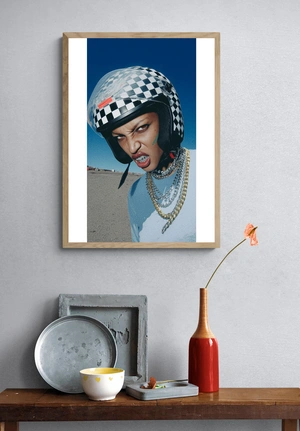 Стильный мотоциклист с цепями и шлемом - 4