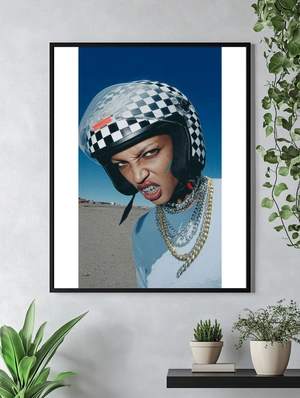 Стильный мотоциклист с цепями и шлемом - 5