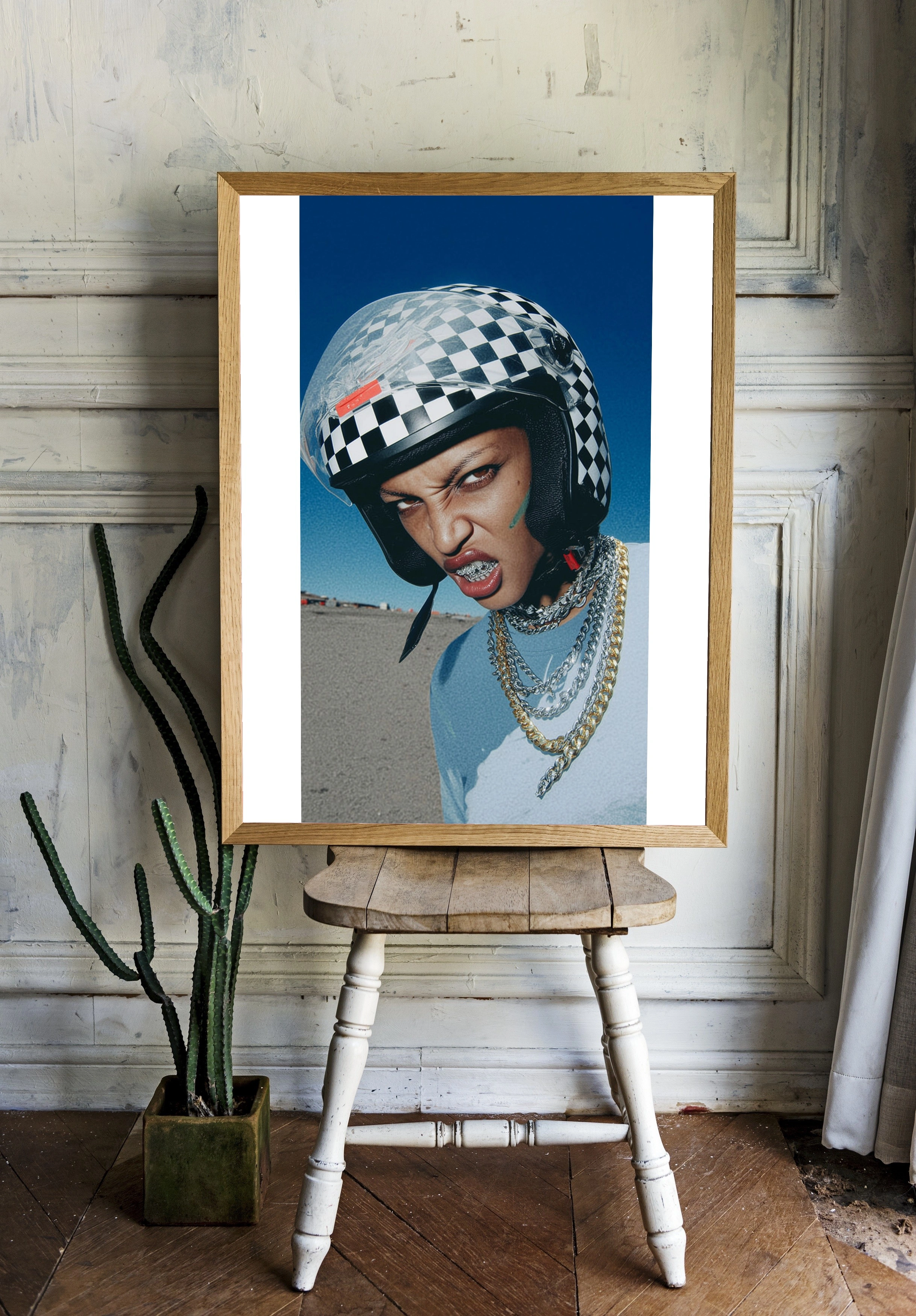 Стильный мотоциклист с цепями и шлемом - 2