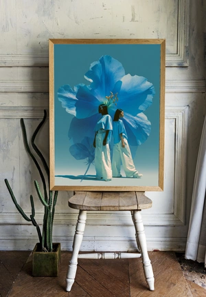 Две модели на фоне огромного цветка - 2