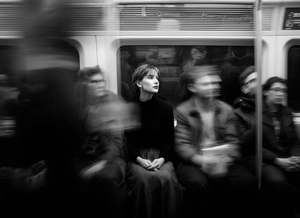Одинокая девушка в метро - 1