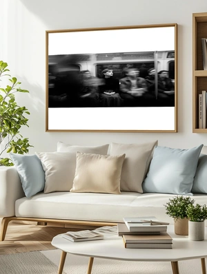 Одинокая девушка в метро - 3