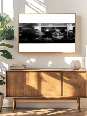 Одинокая девушка в метро - 4