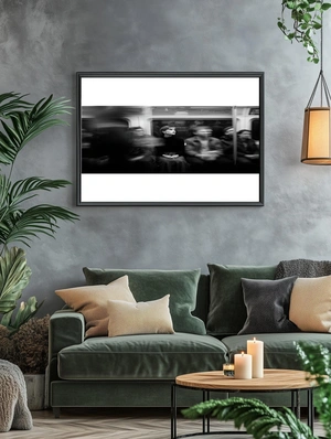 Одинокая девушка в метро - 5