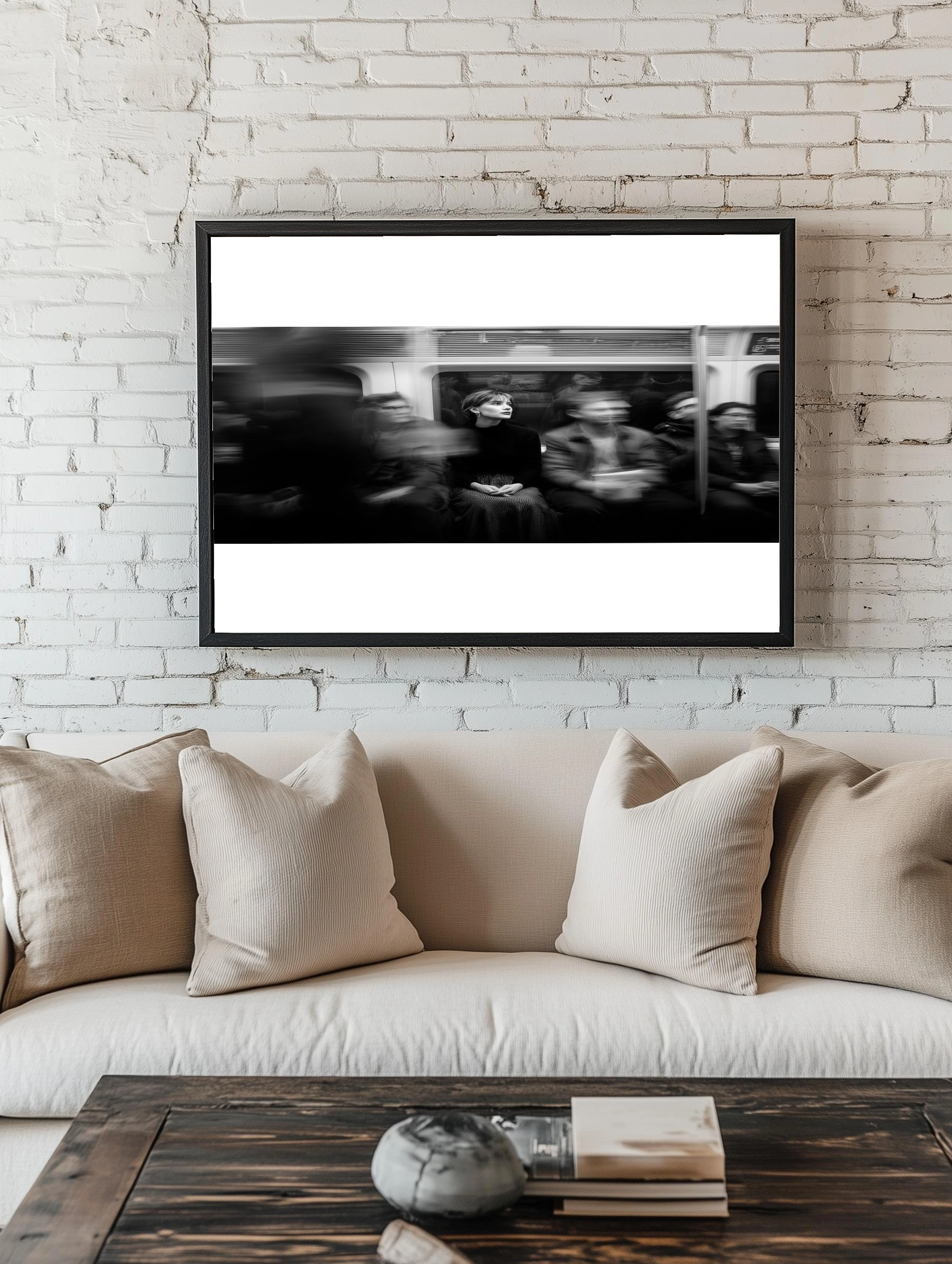 Одинокая девушка в метро - 2