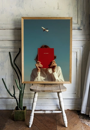 Стильная девушка с книгой на фоне самолета - 2