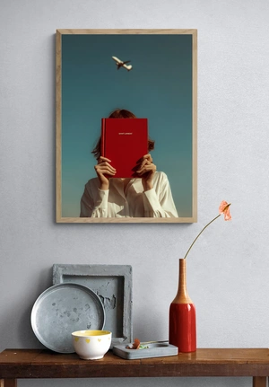 Стильная девушка с книгой на фоне самолета - 4