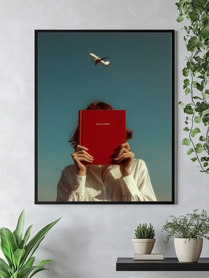 Стильная девушка с книгой на фоне самолета - 5