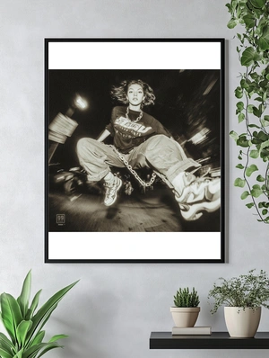 Девушка в прыжке на фоне ночного города - 5