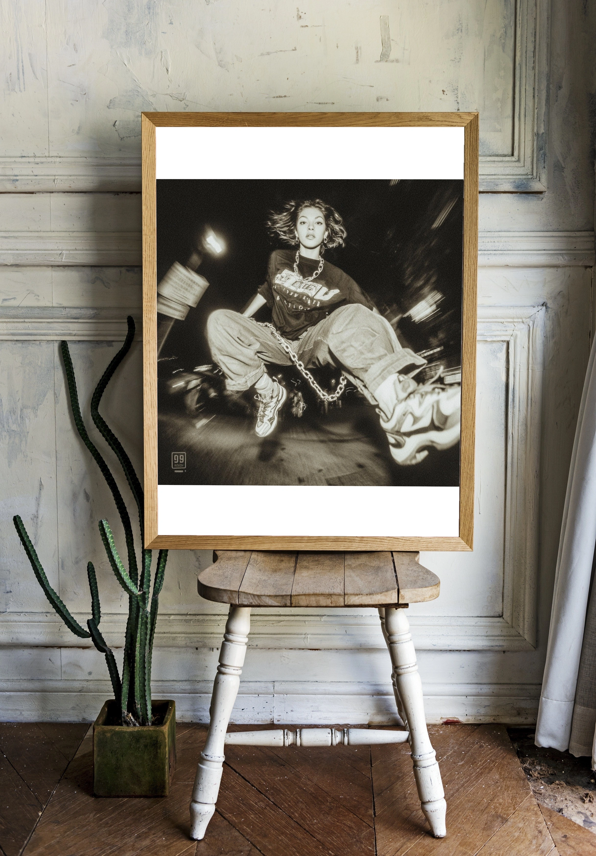 Девушка в прыжке на фоне ночного города - 2