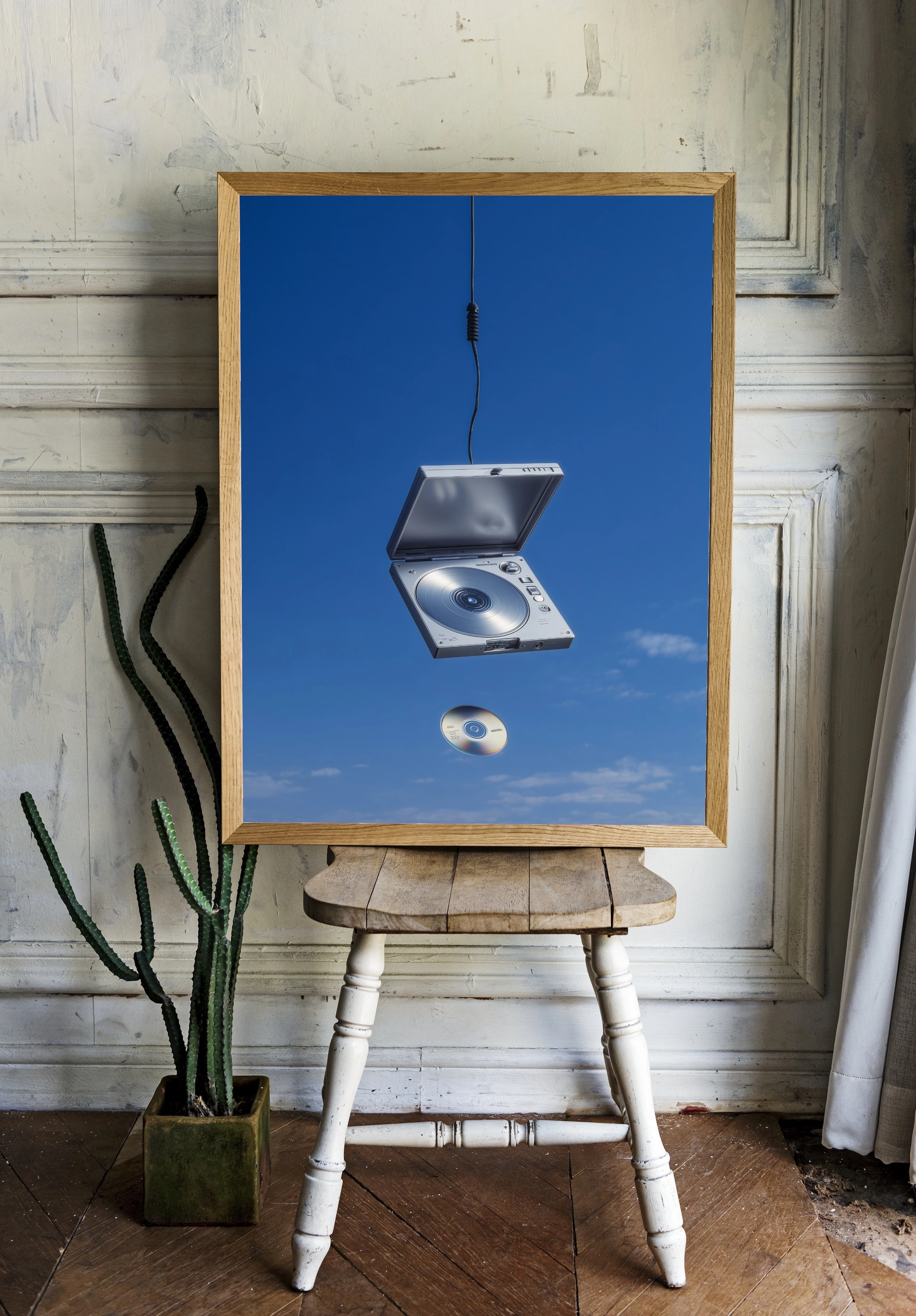 Винтажный CD-плеер на фоне неба - 2