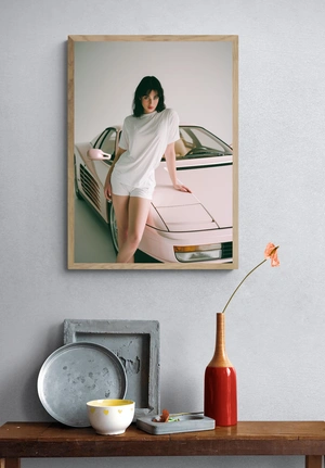 Элегантная девушка с розовым автомобилем - 3