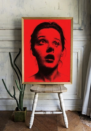 Эмоциональный портрет на ярком фоне - 2