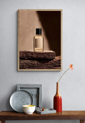 Элегантный флакон парфюма на деревянной подставке - 4