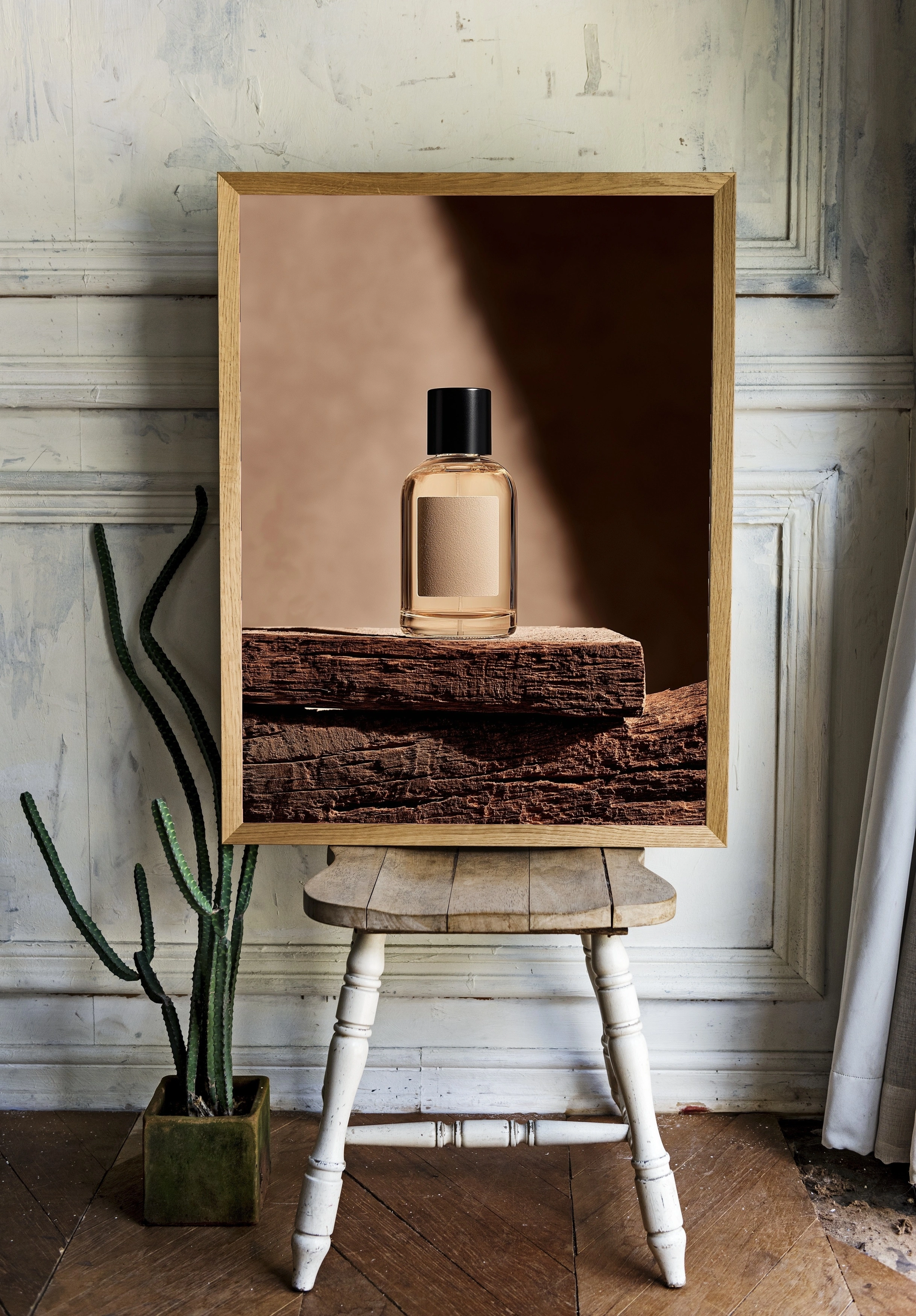 Элегантный флакон парфюма на деревянной подставке - 2