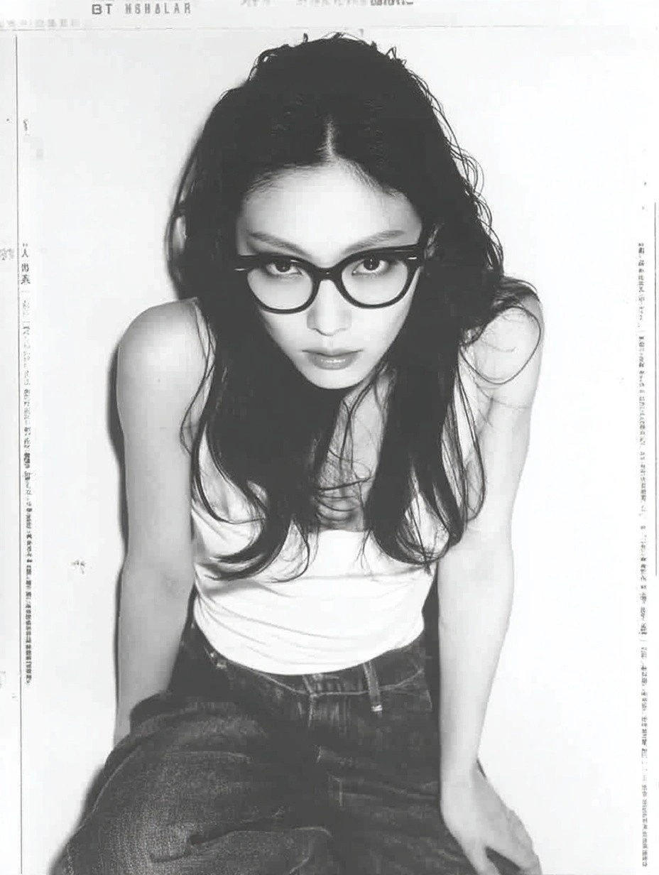 Стильный портрет девушки в очках - 1