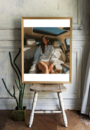 Стильная девушка в автомобиле класса люкс - 2