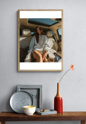 Стильная девушка в автомобиле класса люкс - 4