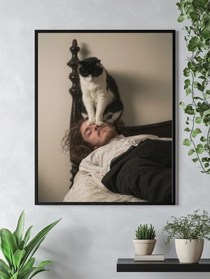 Кот на голове: забавный момент утреннего сна - 5