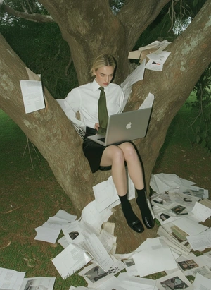 Современная девушка в офисном стиле на дереве - 1