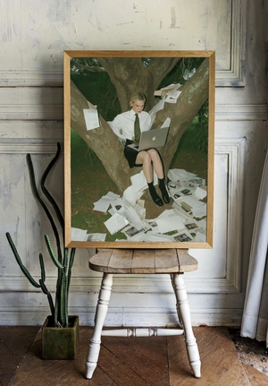 Современная девушка в офисном стиле на дереве - 2