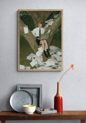 Современная девушка в офисном стиле на дереве - 4