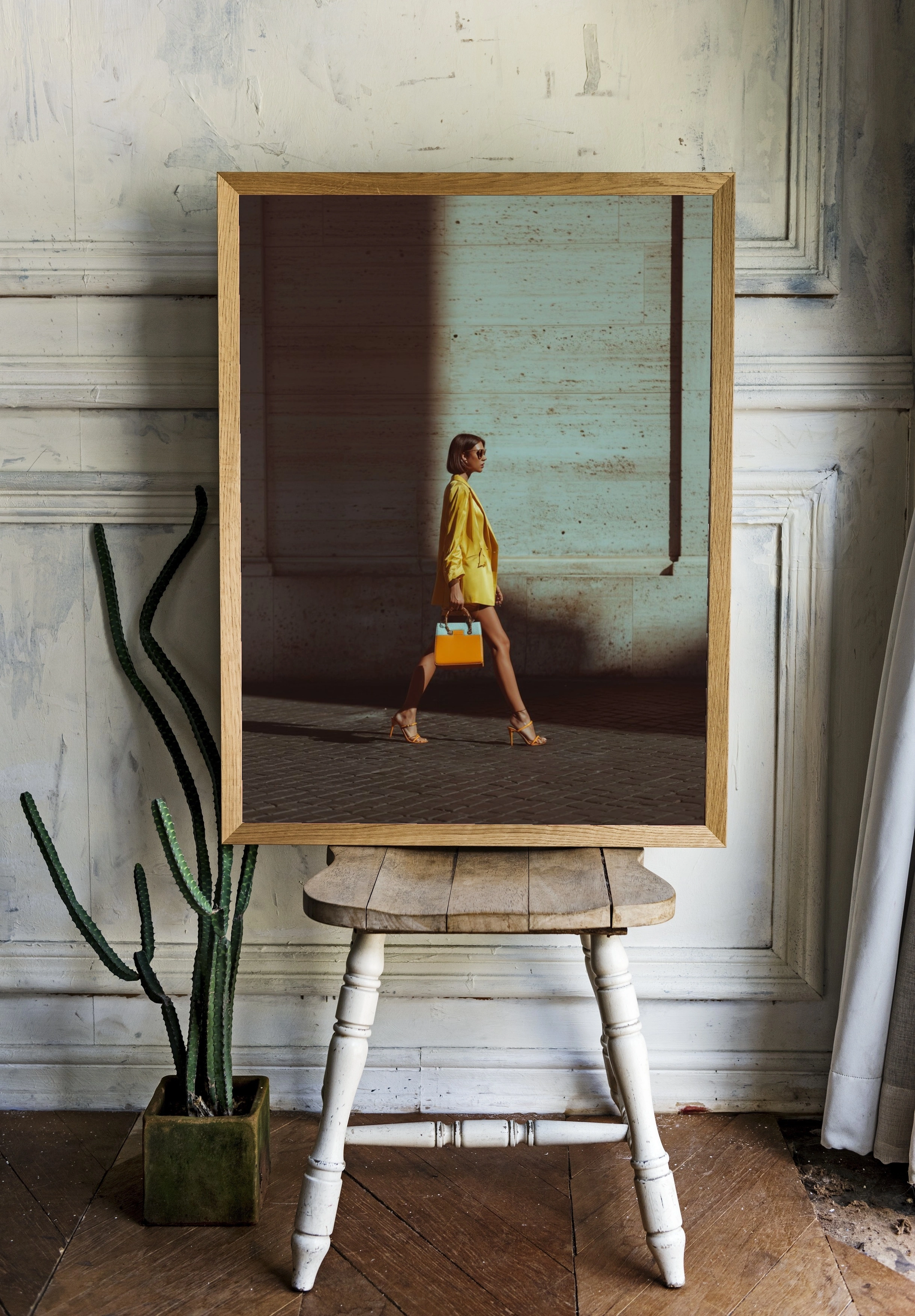 Яркая девушка в желтом на фоне городской архитектуры - 2