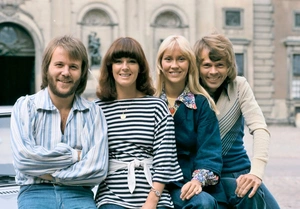 ABBA на фоне старинного здания - 1