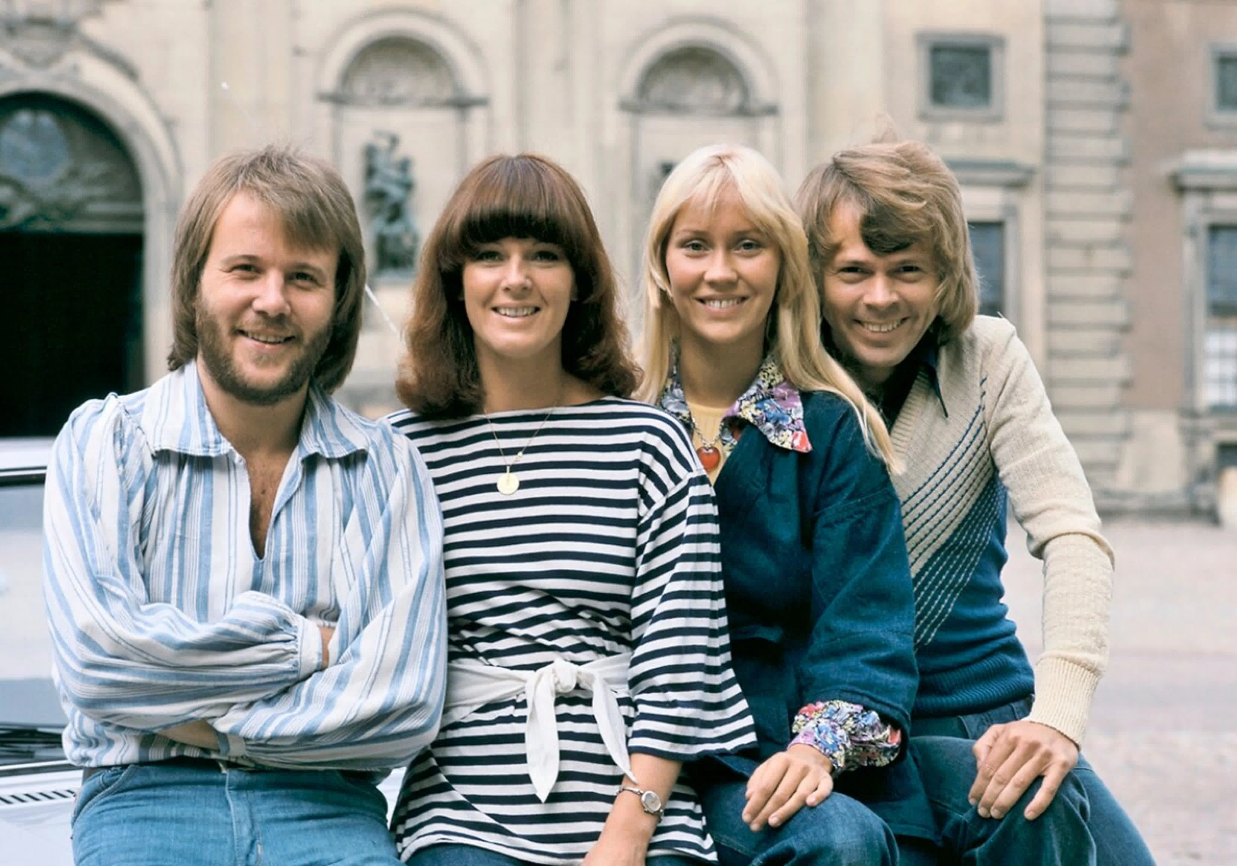 ABBA на фоне старинного здания - 1