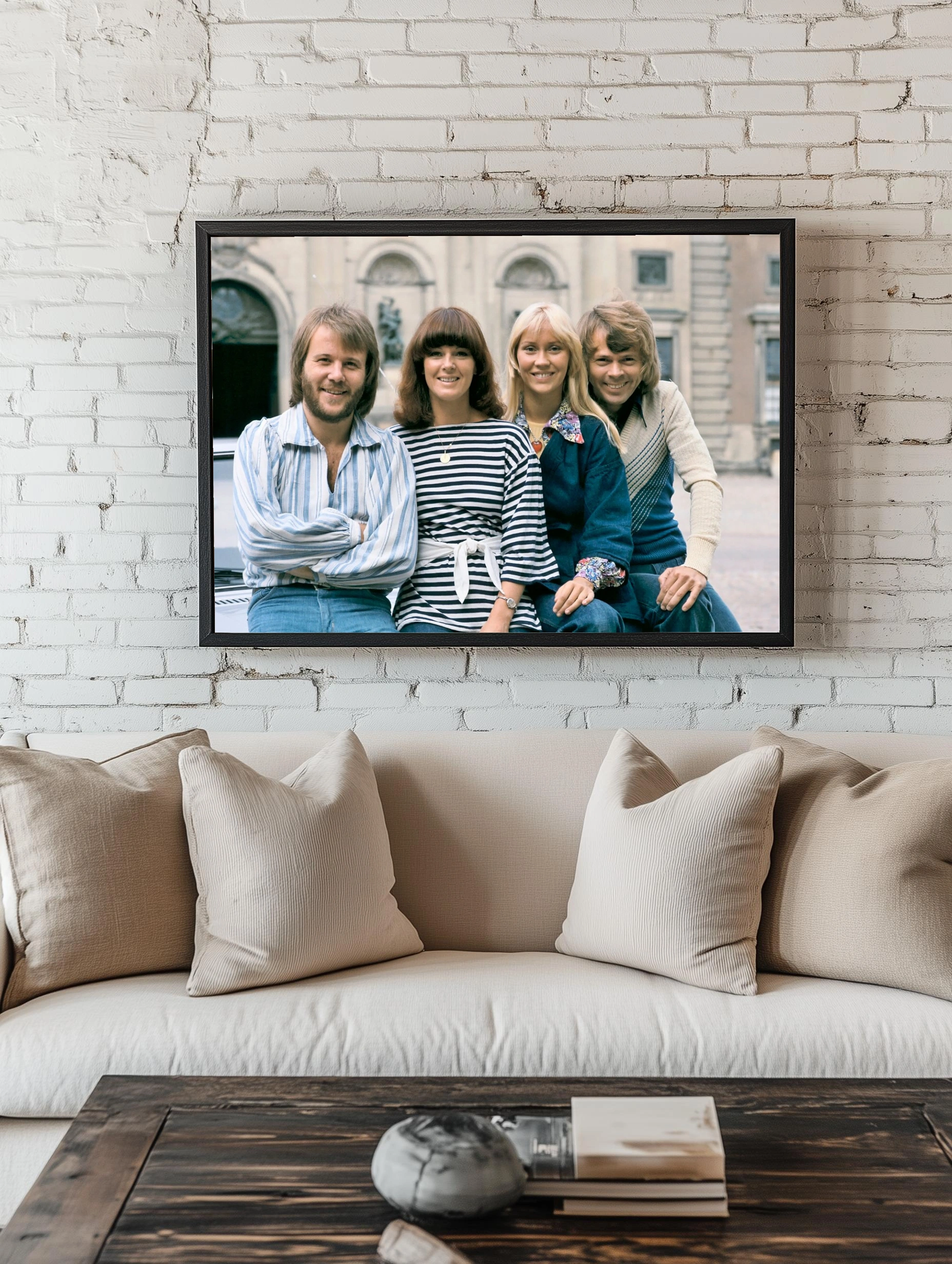 ABBA на фоне старинного здания - 2