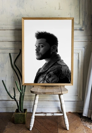 Черно-белый портрет The Weeknd в профиль - 2