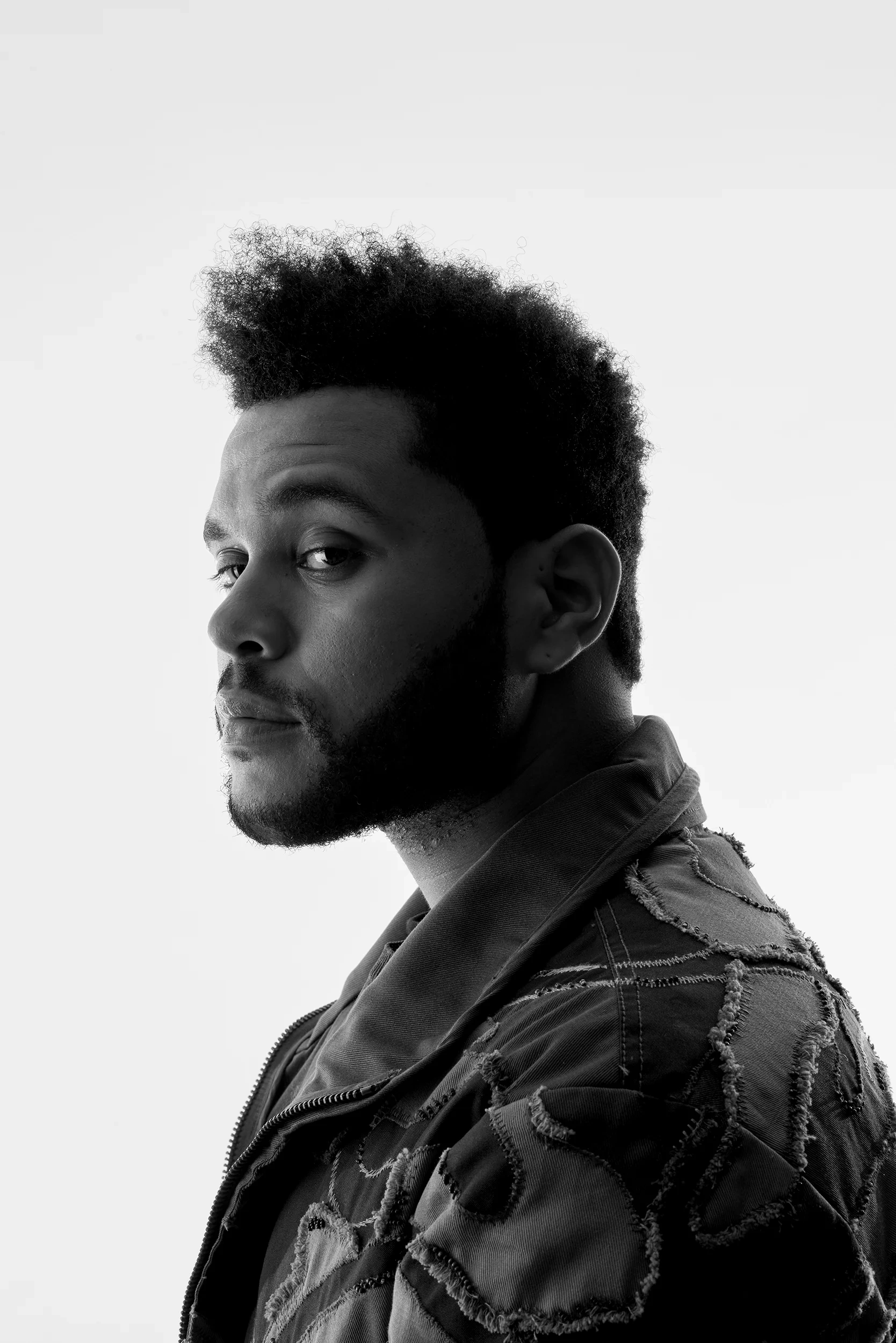 Черно-белый портрет The Weeknd в профиль - 1