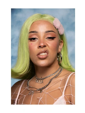 Экспрессивный портрет Doja Cat с зеленым оттенком волос - 1