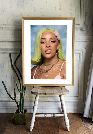 Экспрессивный портрет Doja Cat с зеленым оттенком волос - 2