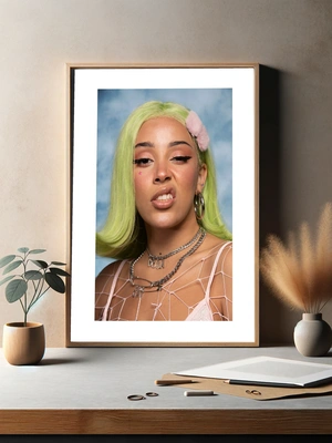 Экспрессивный портрет Doja Cat с зеленым оттенком волос - 3