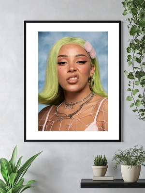 Экспрессивный портрет Doja Cat с зеленым оттенком волос - 4